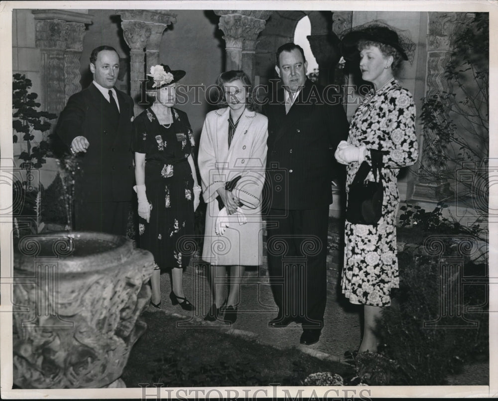 1946 Press Photo Mrs. James Roiner, Watson gerard, Trgve Guri Lee