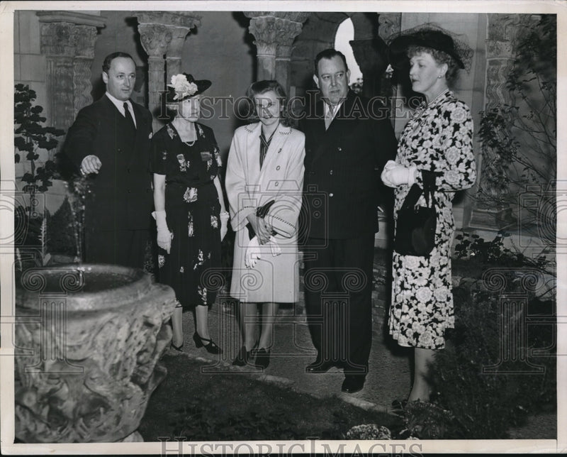 Load image into Gallery viewer, 1946 Press Photo Mrs. James Roiner, Watson gerard, Trgve Guri Lee
