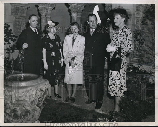 1946 Press Photo Mrs. James Roiner, Watson gerard, Trgve Guri Lee