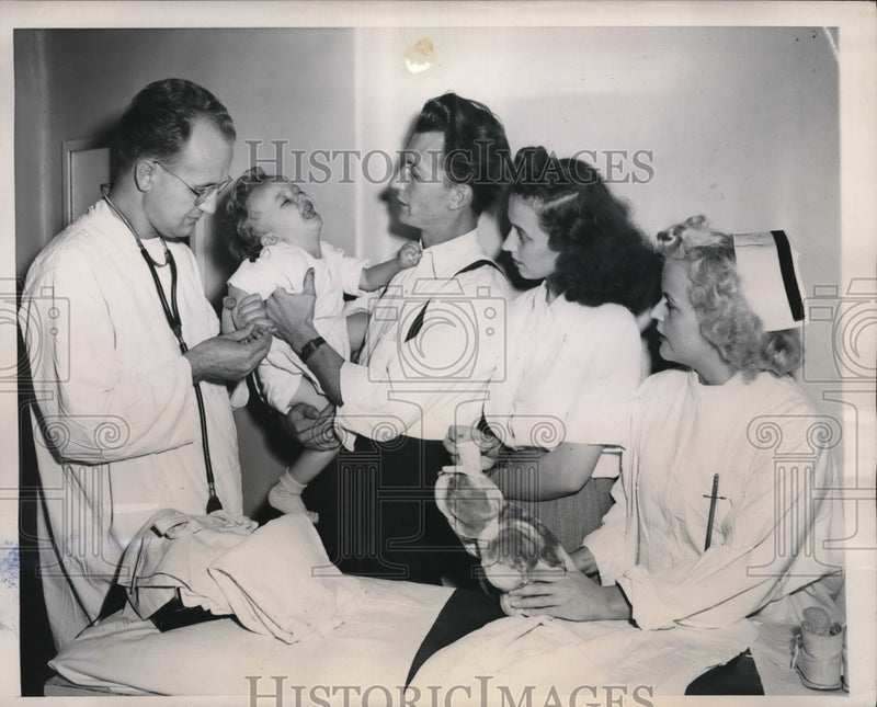 Load image into Gallery viewer, 1948 Press Photo Small child before going to operation room
