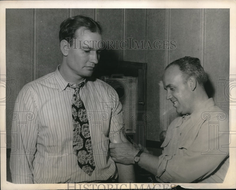 Load image into Gallery viewer, 1944 Press Photo Walker Cooper gets anti toxin shot
