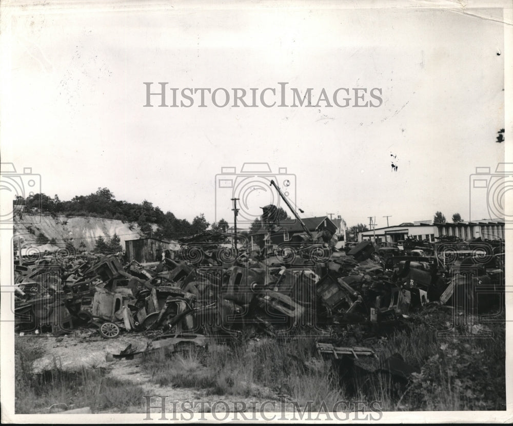 1942 Press Photo An automobile graveyard outside Baltimore