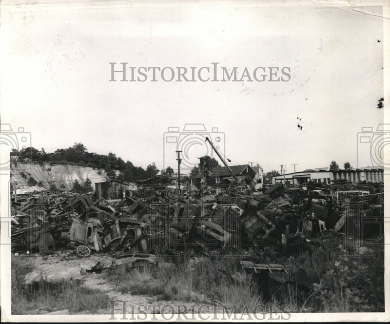 Load image into Gallery viewer, 1942 Press Photo An automobile graveyard outside Baltimore
