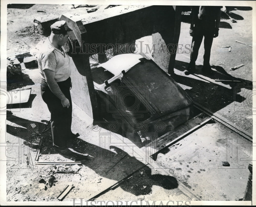 1942 Press Photo The First Step In Reducing The Cars To Usable Form After First