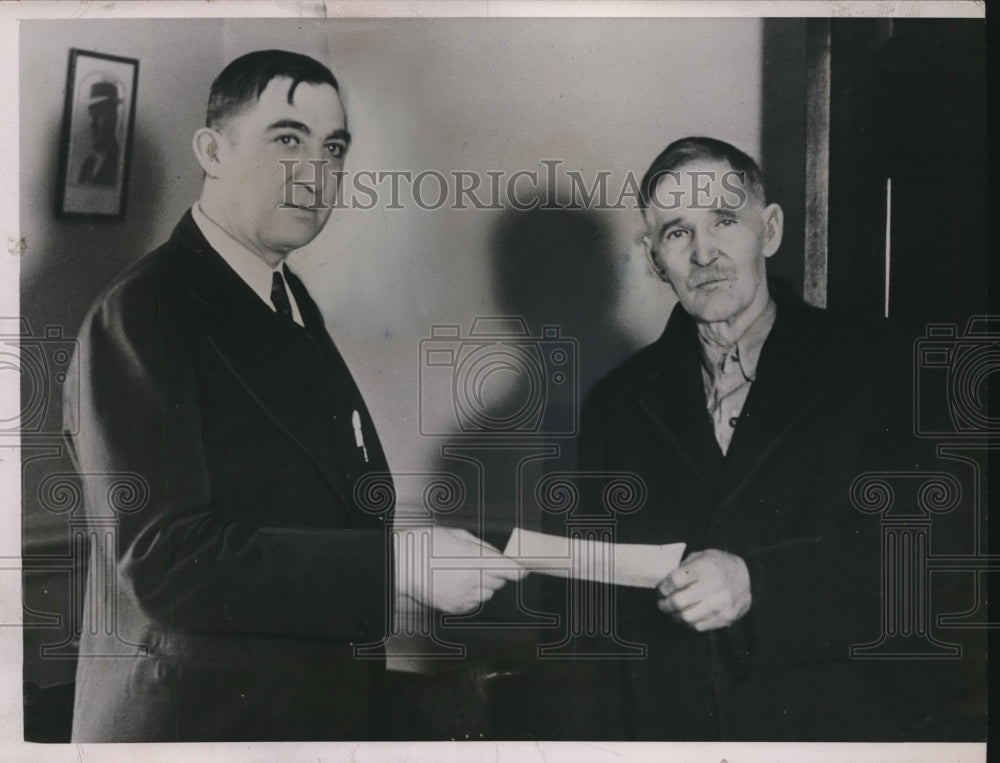 1936 Press Photo 1st old age pension check given by Missouri- Historic Images