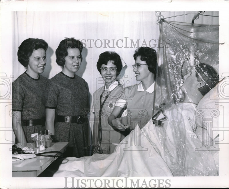 Load image into Gallery viewer, 1962 Press Photo Nurse training at Fairview Hospital
