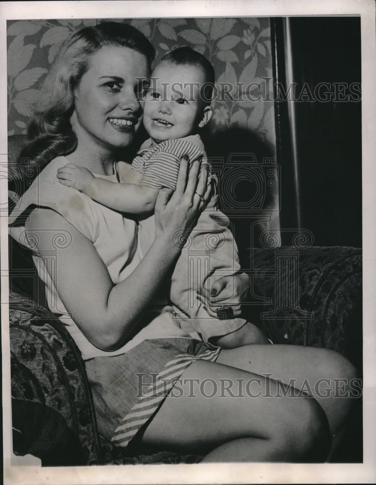 Load image into Gallery viewer, 1948 Press Photo Betty Lynn hold son Gregory after custody dispute
