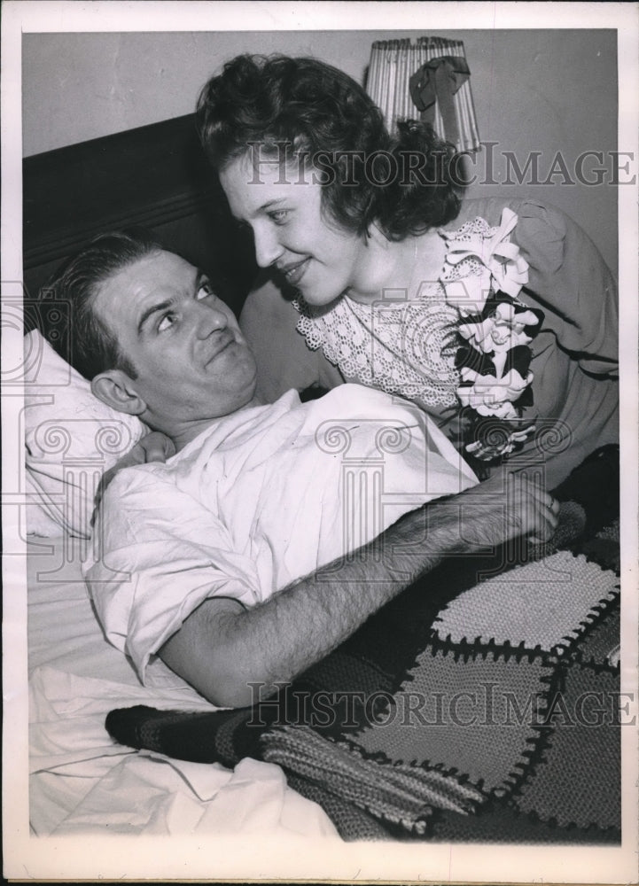 1945 Press Photo Pvt Thomas Lyons & Girlfriend Bernice Czalek