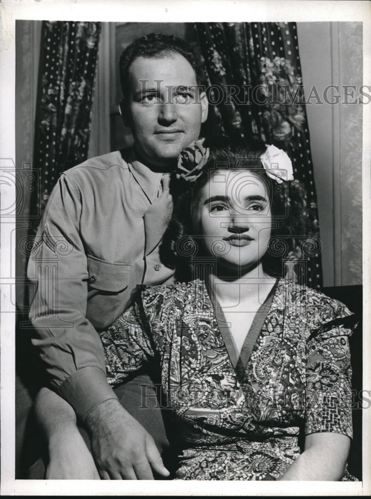 1943 Press Photo Edith Levine Typist Marriage Licenses