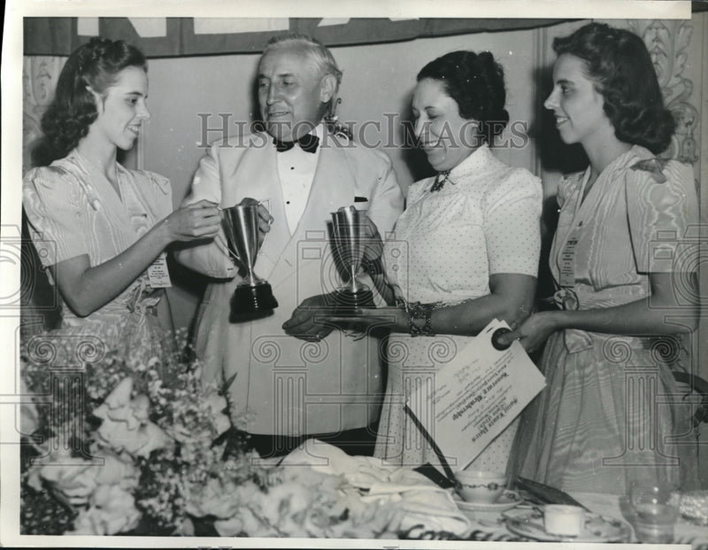Load image into Gallery viewer, 1940 Press Photo "Twin" contest at ST. Louis
