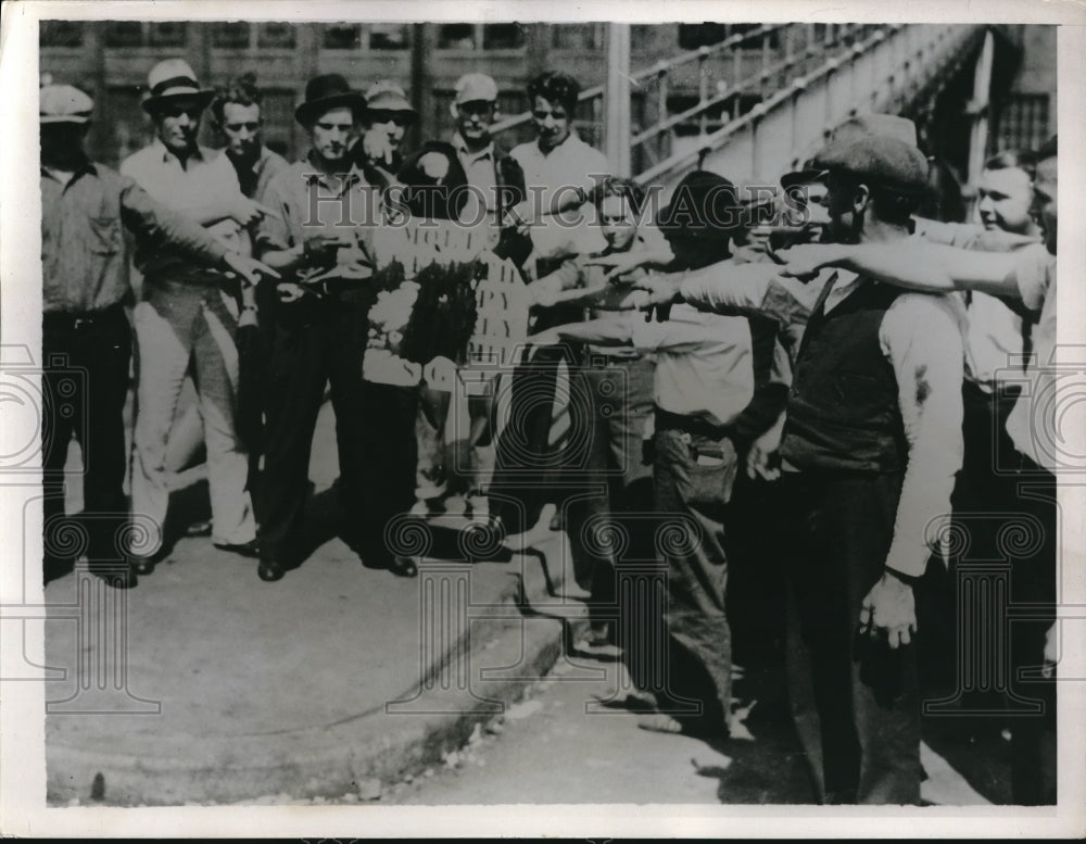 1938 Press Photo These steel strikers point to dead stickers blood killed by an