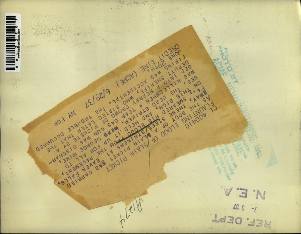 1938 Press Photo These steel strikers point to dead stickers blood killed by an