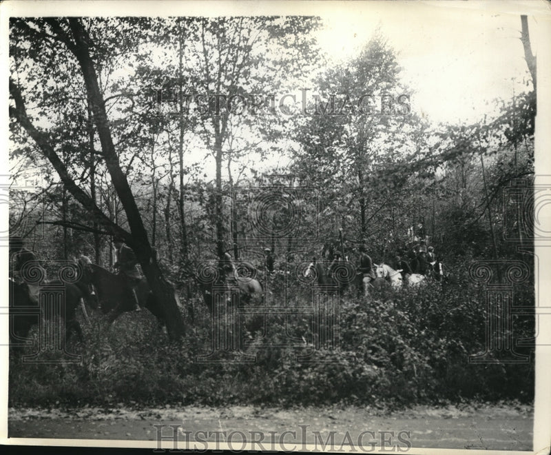 Load image into Gallery viewer, 1930 Press Photo Hunting at Piping Rock L.I.
