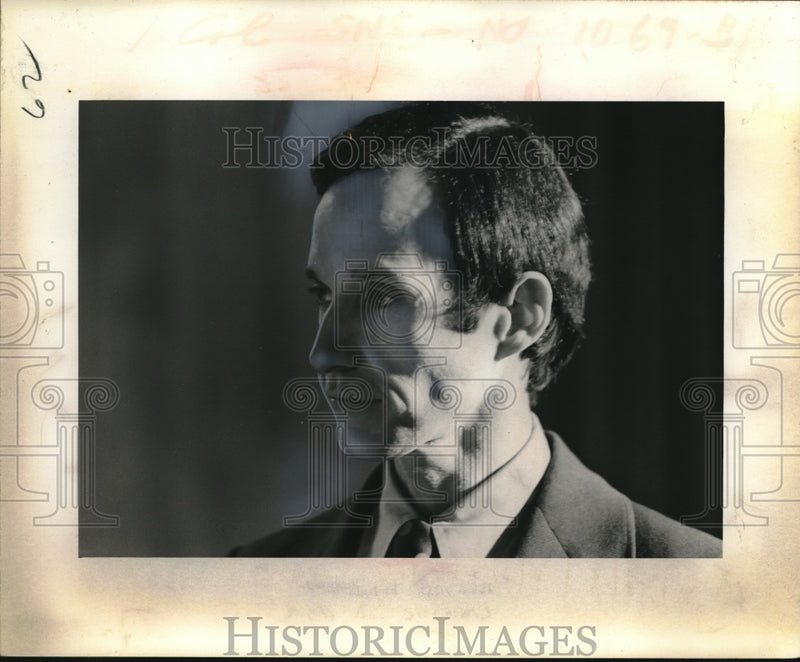 Load image into Gallery viewer, 1971 Press Photo Richard Friedman Candidate for Chicago Mayor - nec22641
