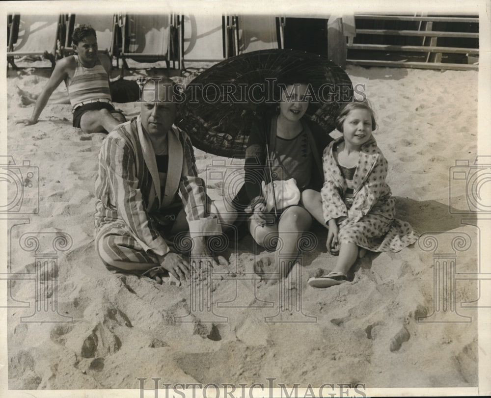 1928 Press Photo Edard Stone and Family at Breakers Beach in Florida
