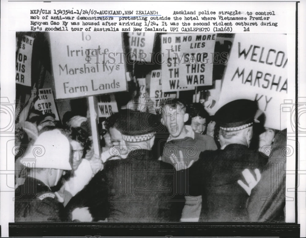 1967 Press Photo Auckland Police Attempt Control Mob of Anti-War Demonstrations