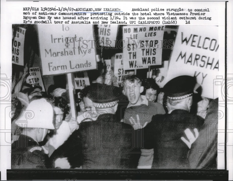 Load image into Gallery viewer, 1967 Press Photo Auckland Police Attempt Control Mob of Anti-War Demonstrations
