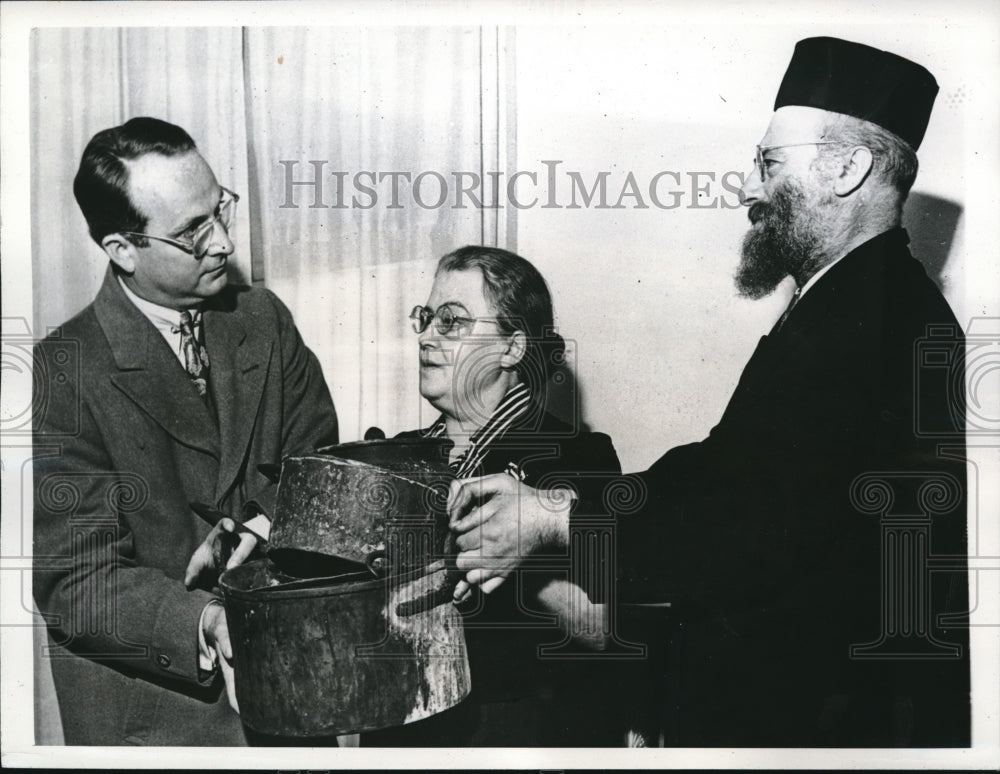 1942 Press Photo People donate family heirlooms for war effort