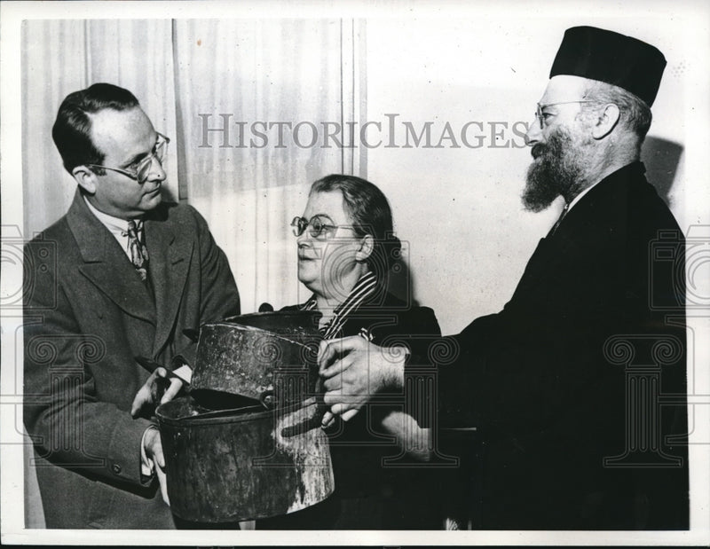 Load image into Gallery viewer, 1942 Press Photo People donate family heirlooms for war effort
