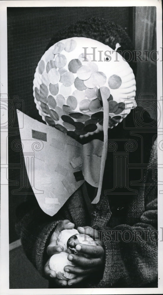 1967 Press Photo Kenneth Taylor with Easter Eggs