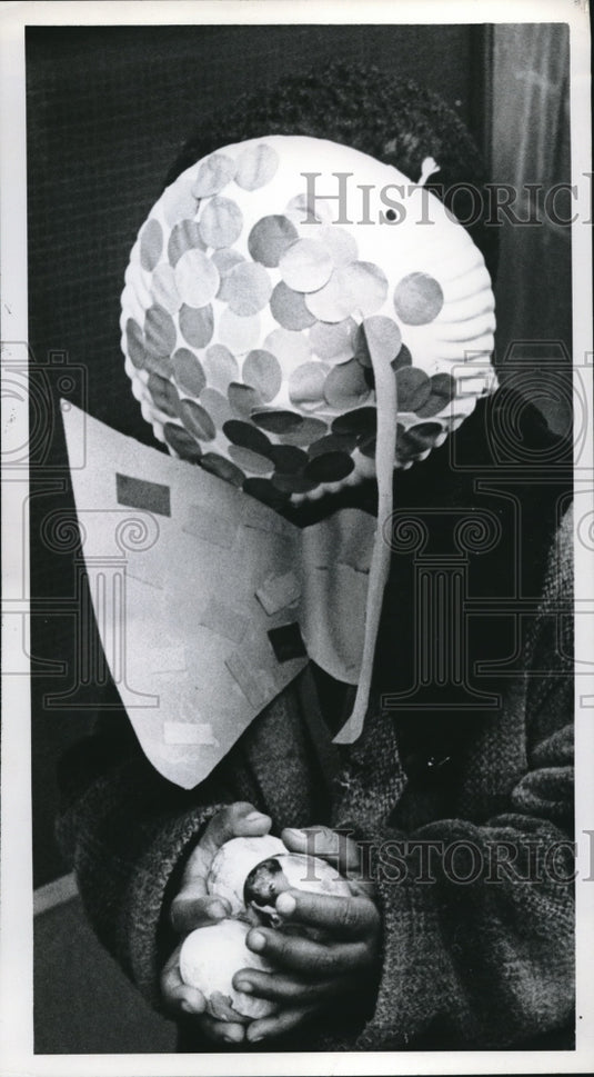 1967 Press Photo Kenneth Taylor with Easter Eggs