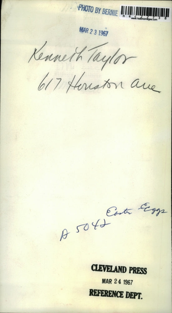 1967 Press Photo Kenneth Taylor with Easter Eggs