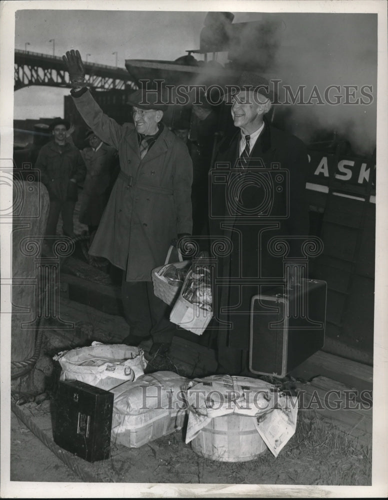 1947 Press Photo Gus Sandell and Lee J. Ginneske Waving
