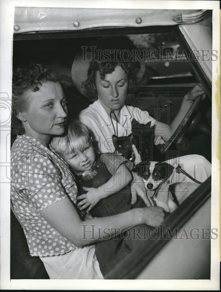 1943 Press Photo Charles Savage and Dustine Davis After Fire Tragedy