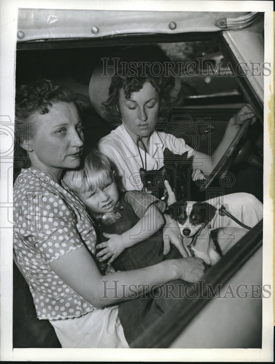 1943 Press Photo Charles Savage and Dustine Davis After Fire Tragedy