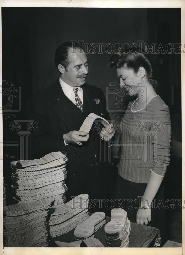 1943 Press Photo Elliot Simpson and Ruth Ozur or Walker Woods, Inc