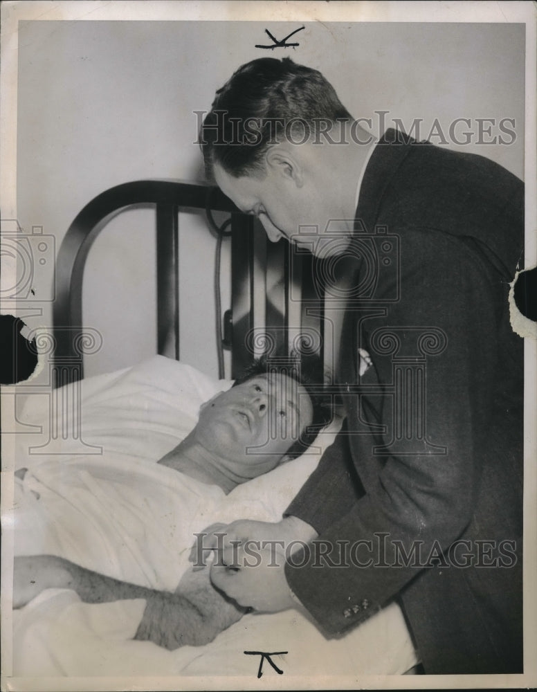 1937 Press Photo John White shot 3 times at Chicago CIO Hall