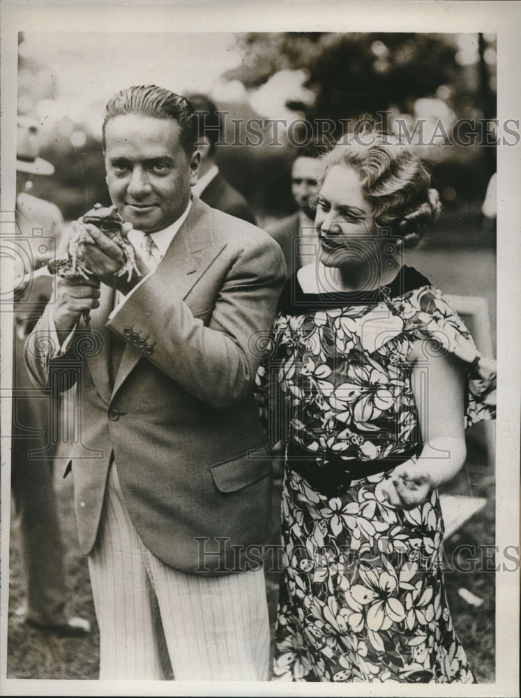 1934 Press Photo Orchestra Leader Vincent Lopez holding a frog - nec22800