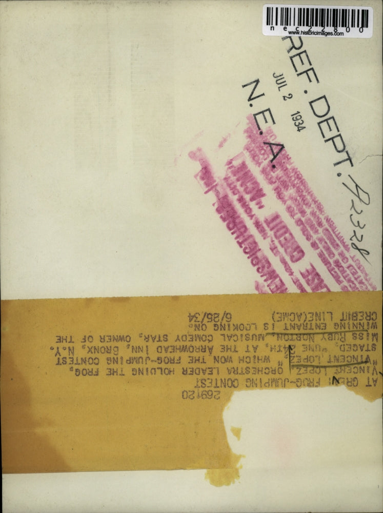 1934 Press Photo Orchestra Leader Vincent Lopez holding a frog - nec22800