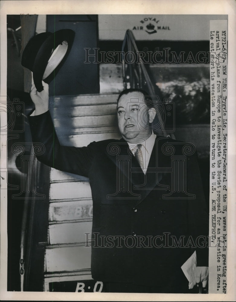 Load image into Gallery viewer, 1951 Press Photo UN Secretary-General Trygvie Lie arrives from Europe
