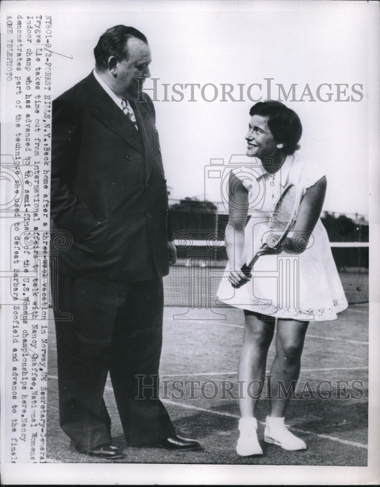 Load image into Gallery viewer, 1950 Press Photo Trygve Lie and Nancy Chaffee. - nec22962
