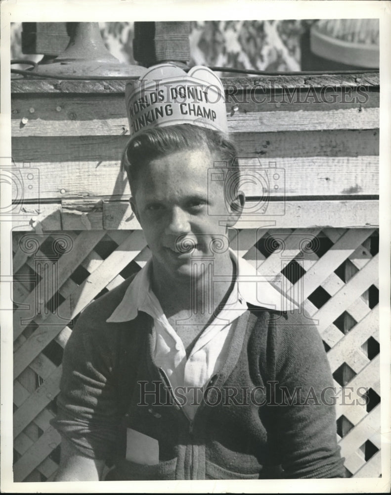 Load image into Gallery viewer, 1941 Press Photo Gordon Wimpenney won the crown of Worlds Champion Dunking Champ
