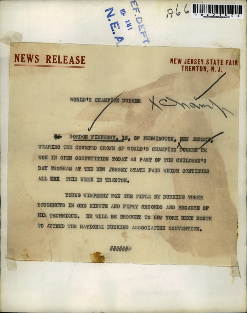 1941 Press Photo Gordon Wimpenney won the crown of Worlds Champion Dunking Champ