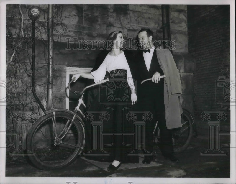 Load image into Gallery viewer, 1948 Press Photo Henrietta Oates and Jim Zanino, Attend Oberline College
