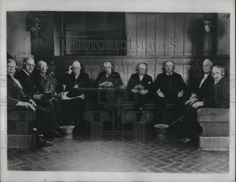 Load image into Gallery viewer, 1934 Press Photo Champion swappers of Sea Yarns listen to Admiral Richard Byro

