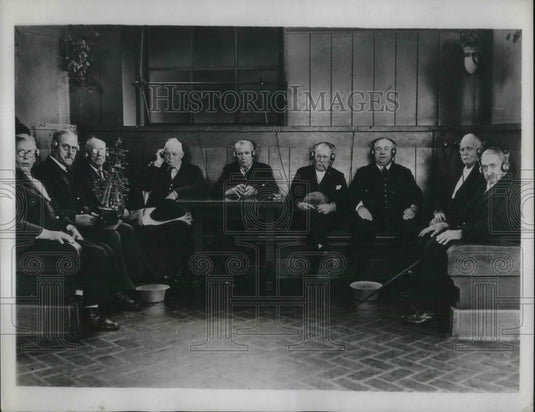 1934 Press Photo Champion swappers of Sea Yarns listen to Admiral Richard Byro