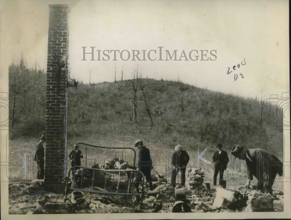 1923 Press Photo George Hutlz's home burned to the ground after he was murdered.