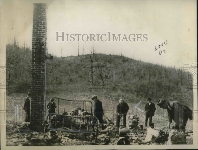 Load image into Gallery viewer, 1923 Press Photo George Hutlz's home burned to the ground after he was murdered.
