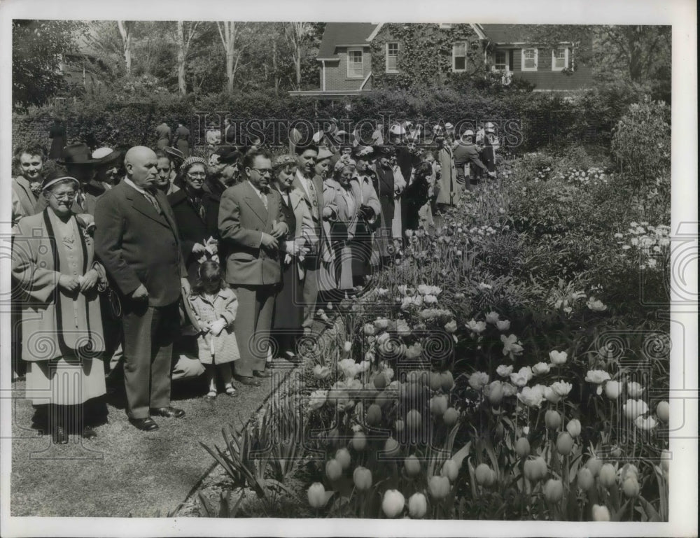 1952 Press Photo Crowd Admiring J. Horvitz's Garden