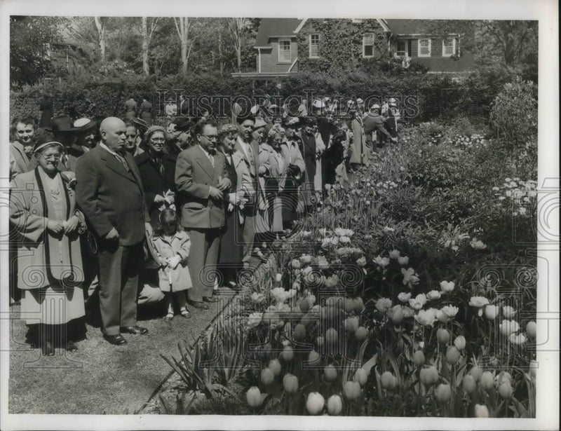 Load image into Gallery viewer, 1952 Press Photo Crowd Admiring J. Horvitz's Garden
