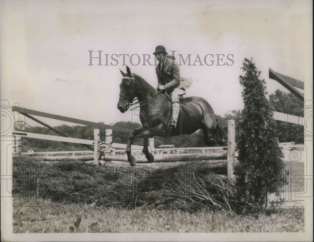 1935 Press Photo At Cedar Valley Horse Show - nec23278