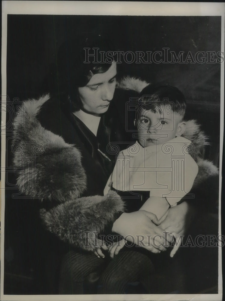 1933 Press Photo Mother battles to keep son