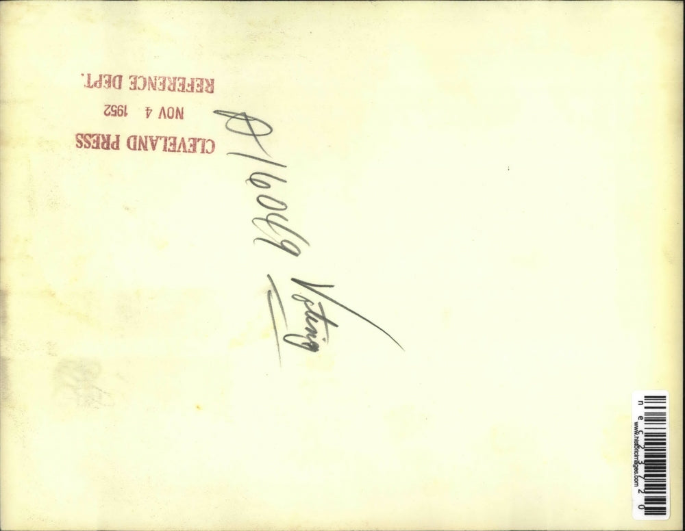 1952 Press Photo Dwight Eisenhower whispers into wife's ear.