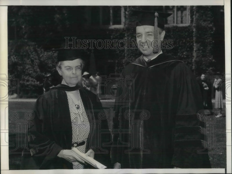 Load image into Gallery viewer, 1939 Press Photo Bryn Mawr Commencement
