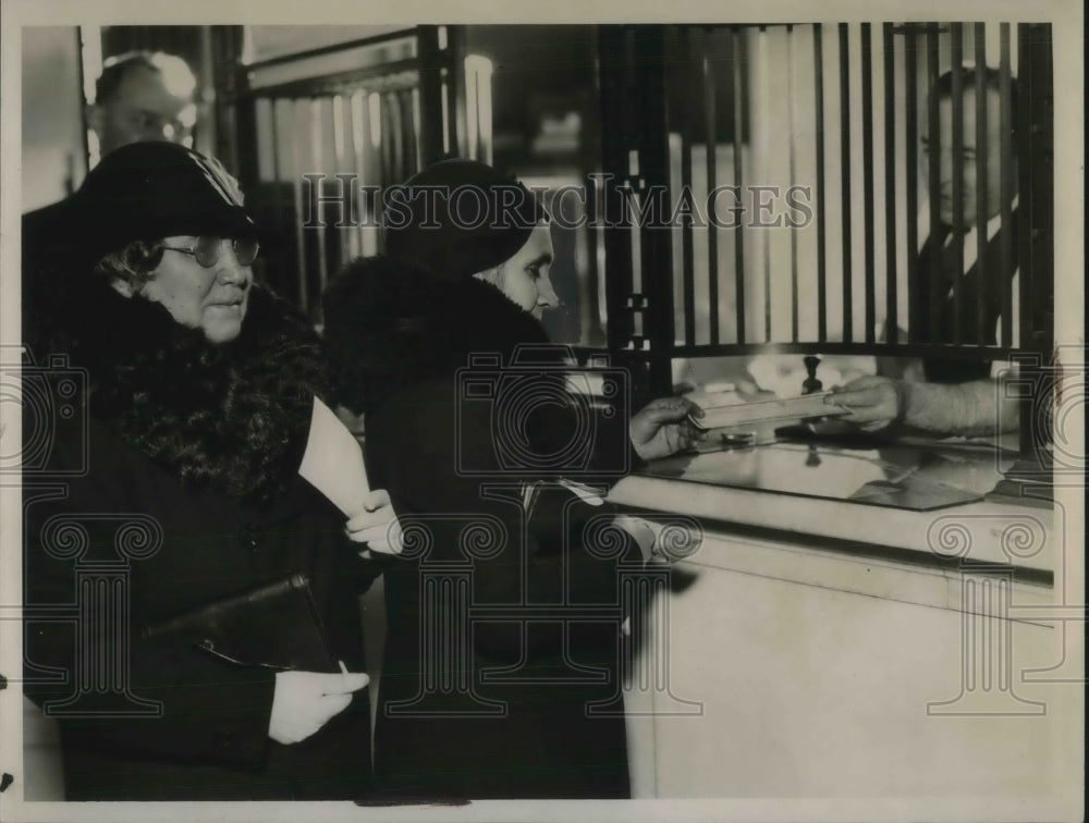 1935 Press Photo Deputy City Treasurer Raymond Fry, Anna Lindie, Lillian Hoag