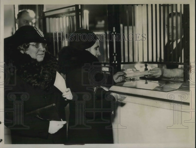Load image into Gallery viewer, 1935 Press Photo Deputy City Treasurer Raymond Fry, Anna Lindie, Lillian Hoag

